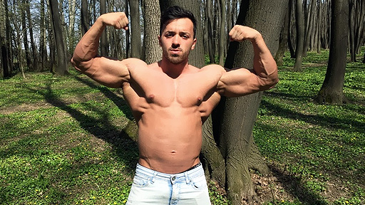  In this video, you&amp;#039;ll be watching a muscled hunk named AlexH...